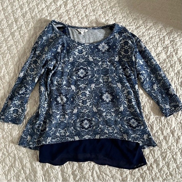 blue floral quarter sleeve open back top🌟 - Picture 9 of 9